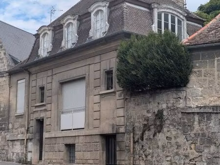 a louer belle maison de caractère en plein coeur de vic sur aisne