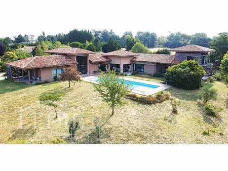belle propriété av garage  piscine et terrain clos