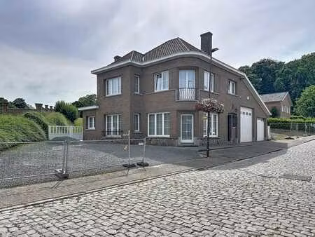 maison solide à quatre façades avec jardin orienté au sud et
