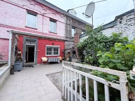 charmante maison 4ch  avec une cour avant