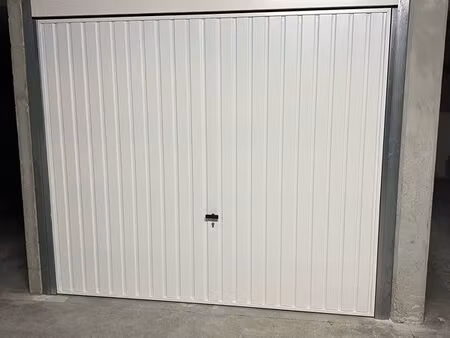 loue  garage 14 m²