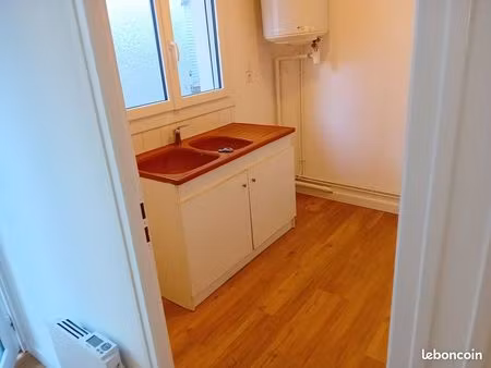 beau studio – idéalement situé – refait à neuf
