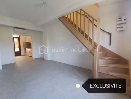 a louer - thoard 04380 - appartement de 86m² - 3 chambres - une terrasse