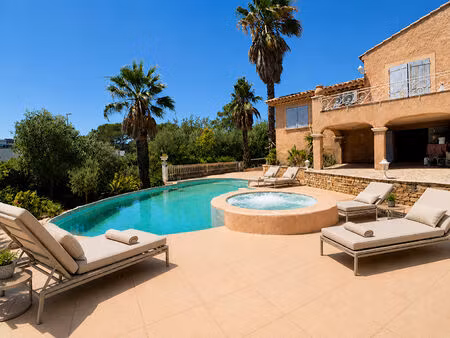 élégante villa avec piscine  jacuzzi et cadre privilégié