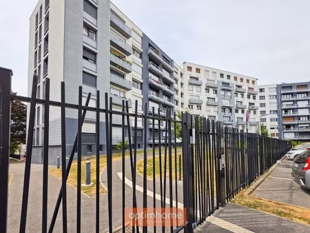 t4 de 83 m² – 3 chambres – balcon – cave – garage – résidence