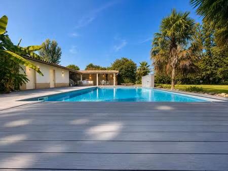 ancienne ferme rénovée avec piscine et parc