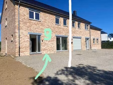 nouvelle maison située dans un cadre très verdoyant et calme