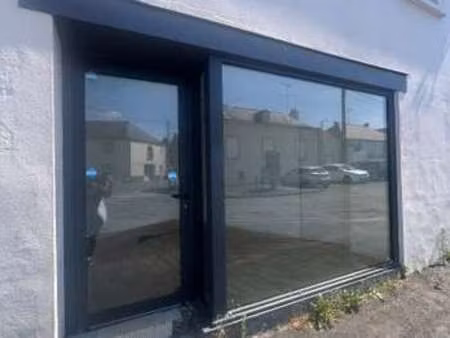 location bureaux et commerces à laval (53000) : à louer / 19m² laval