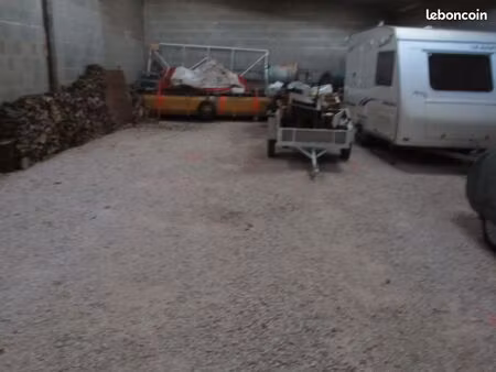 emplacement de stockage sous hangar
