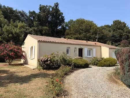 maison de plain-pied dans son environnement boisé