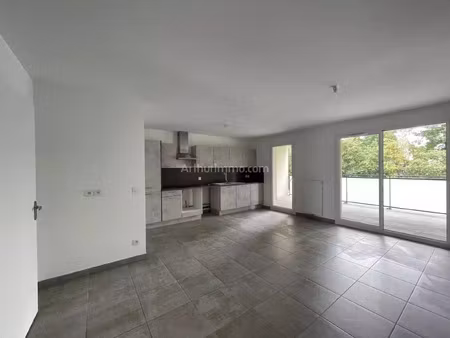 location appartement 3 pièces 68 m2 à ruy-montceau