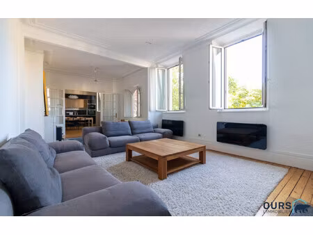 un superbe appartement 3 pipèces de 96 m² au pied du théâtre