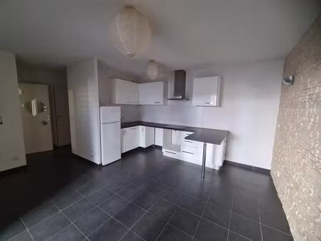 appartement t2 de 43.28m2 au rdc avec balcon et 1 place priva...