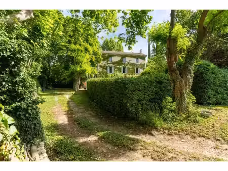 la tour d'aigues belle bastide du xixéme siècle avec jardin et annexes