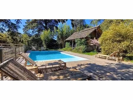 maison en pierre avec piscine