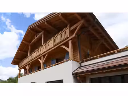 serraval  appartement sous les toits 3 pièces de 65 m2 utiles avec grand local atelier de.
