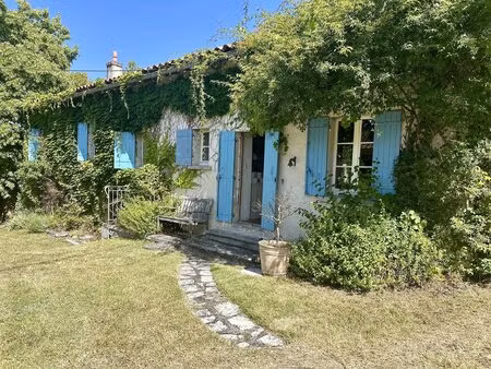 belle maison en pierre avec piscine  jardin et vue sur la campagne