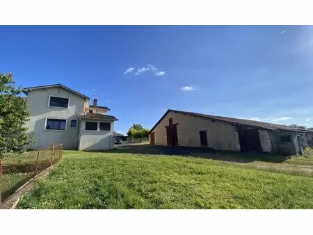 maison spacieuse avec dépendances et terrain clos. chambre au rdc. commerces à pied.