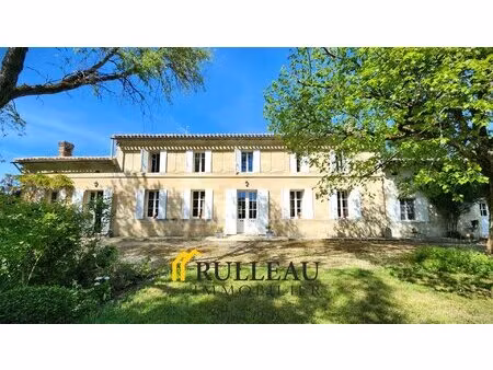 propriété en pierre du xixe siècle domaine de 11 hectares avec étang et piscine