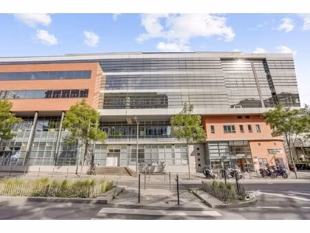 location local professionnel 1 704m²