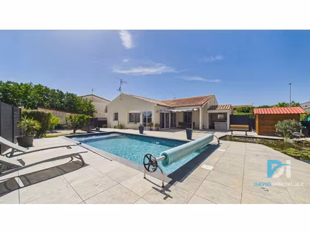 villa d'exception avec piscine  véranda et dépendance