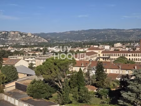appartement t3 rénové avec vue et balcon