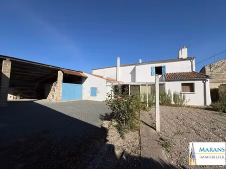 maison familiale avec dépendances  garage et cour entièrement