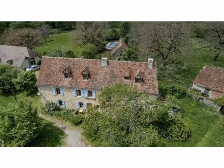 propriété de caractère en pierres composée d'une maison d'habitation et d'une grange sur..