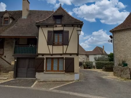 secteur bretenoux  maison de village entièrement restaurée avec cour et balcon