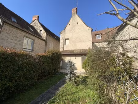 a vendre  centre de ville de gramat  maison en pierre avec jardin  2 chambres  garage ...