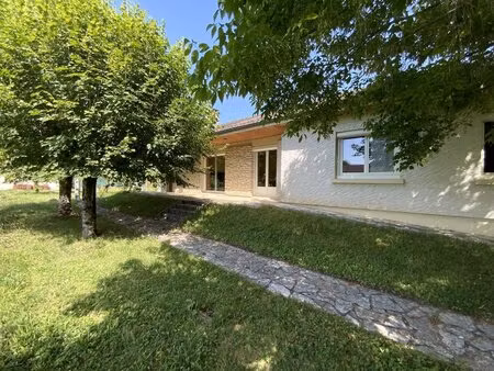 a vendre  secteur vayrac  maison de plain pied  bien agencée  trois chambres  dépendances 