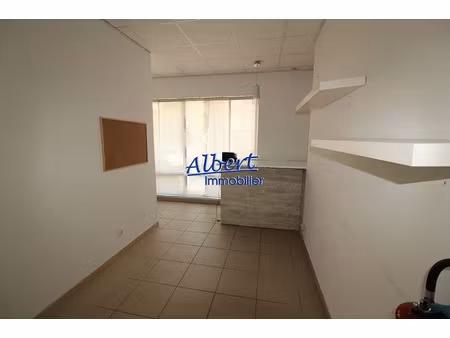 location locaux professionnels 3 pièces 36.49 m² à six-fours-les-plages (83140)  665 €