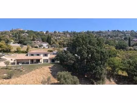 maison contemporaine avec jardin et terrasse montauroux (83)