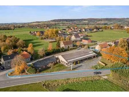 bâtiment commercial de 750m2 avec habitation + parking.