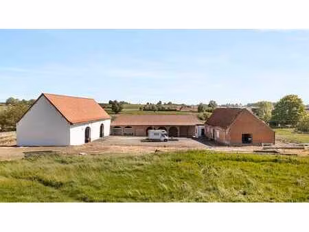authentique ferme en carré sur 8064 m²: bcp de potentiel!