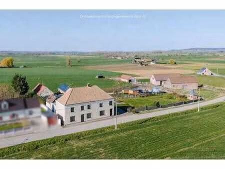 double maison rurale avec un énorme potentiel