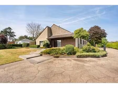 maison individuelle avec 3 chambres sur un terrain de 7 713