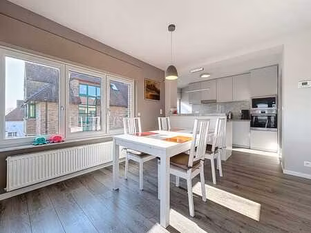 appartement de trois chambres situé au centre de nieuport...