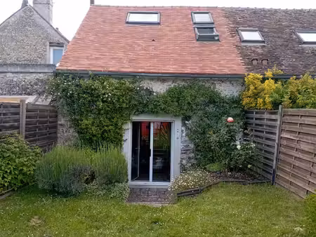 une maison de village avec jardin