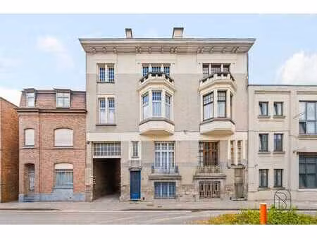 spacieuse maison de maître avec garage et 8 chambres!