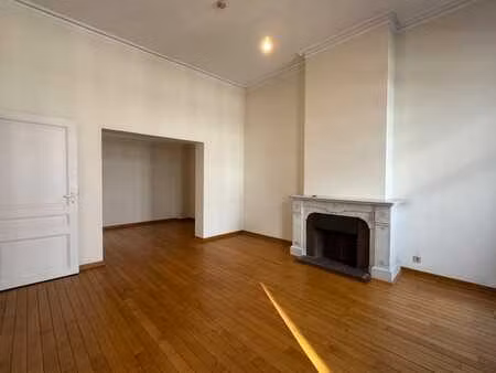 bel appartement à proximité de la place stéphanie dans une m