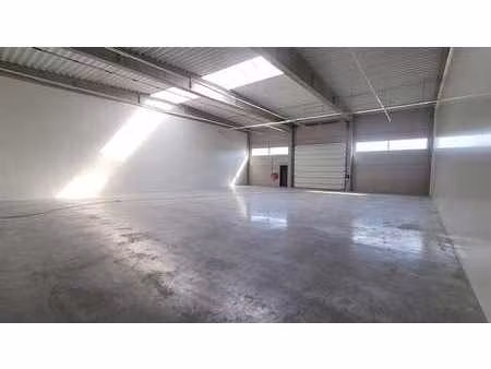 entrepôt de 405 m²