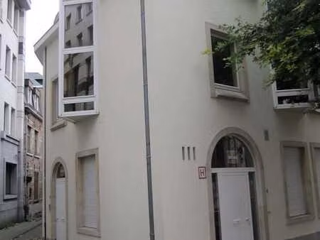 maison +/-150m2 ~2 entrées~2ch~bureau rdc~feu ouvert~caves
