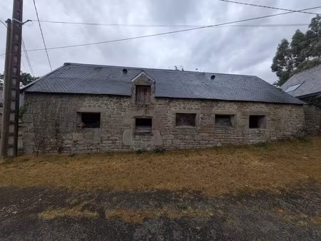 plouay en campagne bâtiment en pierre sous ardoise et bac acier de 75m² parcelle de 380m²