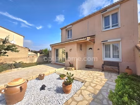 à seulement 50 mètres de la mer ! une villa lumineuse avec jardin piscinable dans un envir
