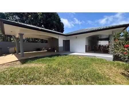 villa t5 avec piscine proche de toutes les commodités – quartier prisé de rémire-montjoly