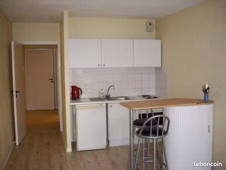 studio 28 m² meublé avec balcon  parking et cave – vannes ouest