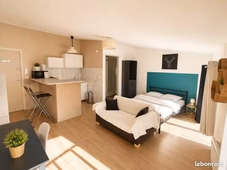 studio meublé et tout équipé (eau  électricité et internet en place)