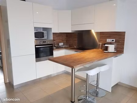 location t2 furiani avec parking et terrasse