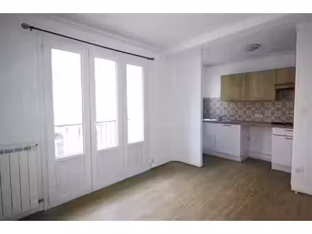t2 vide avec balcon et cuisine intégrée